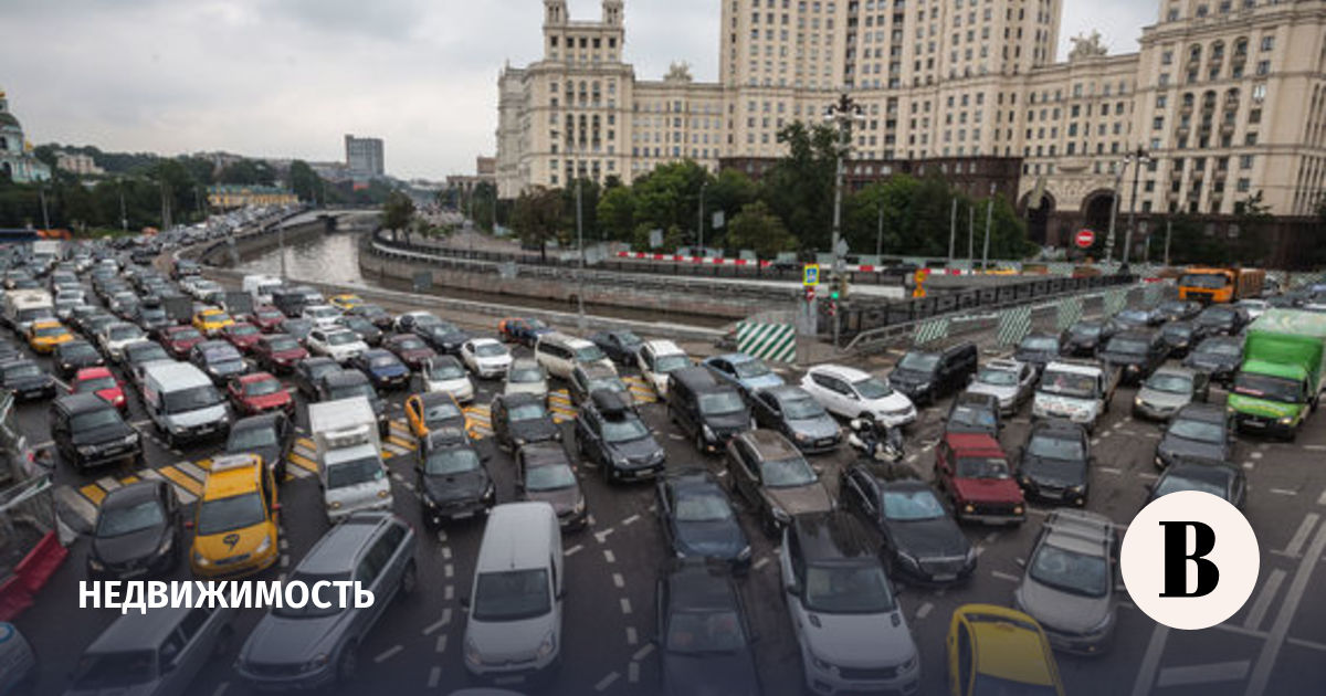 Московское шоссе встало колом у поворота к складам. Водители жалуются на ретейлеров