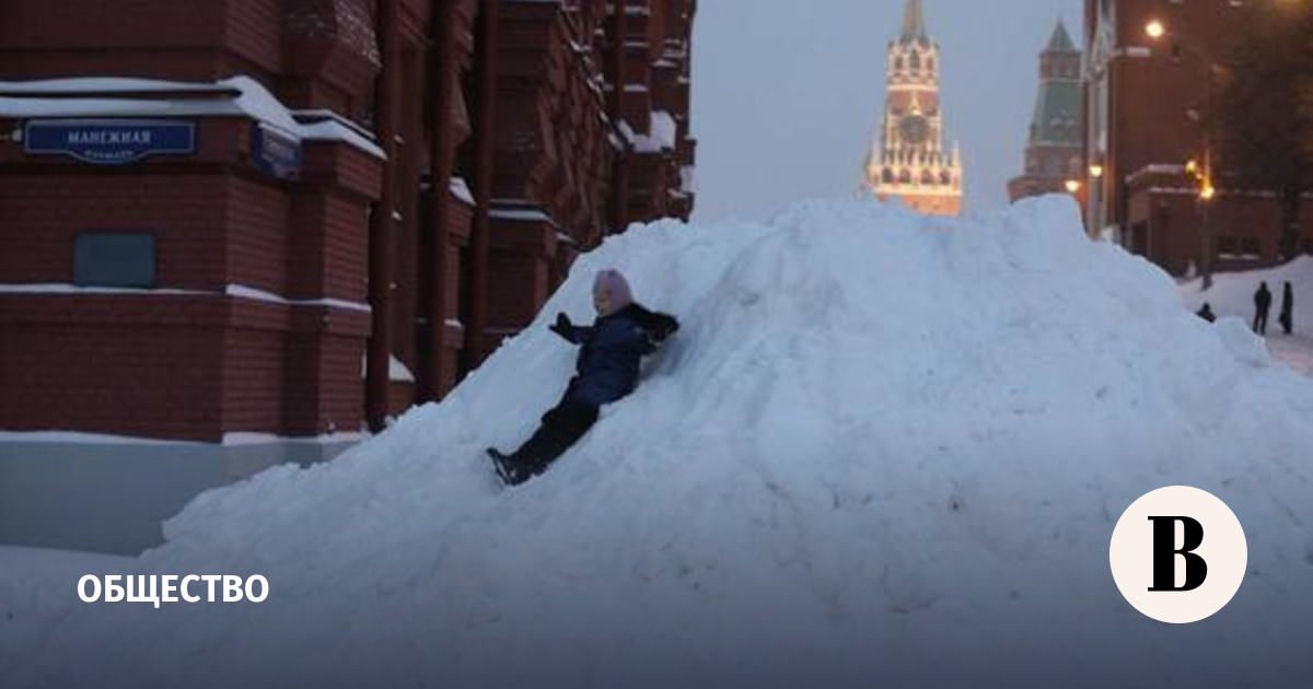 Московская четверть. Сугробы в Москве. Снег в Москве. Снегопад в Москве. Много снега выпало в Москве.