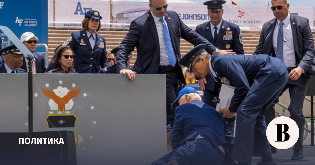 Biden collapses while presenting diplomas to graduates of the US Air Force Academy