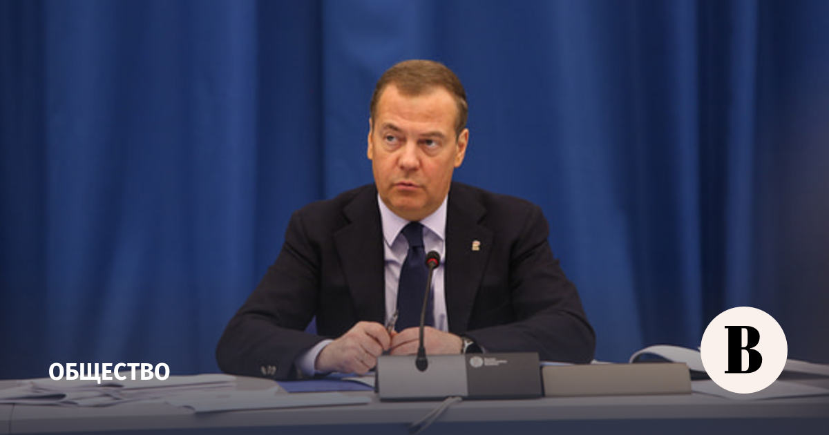 Медведев предложил наладить систему обучения русскому языку детей иностранцев