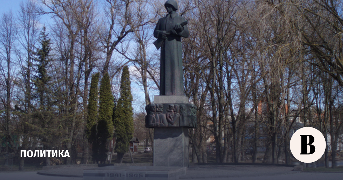 В Латвии возбудили дело за возложение цветов на месте снесенного памятника