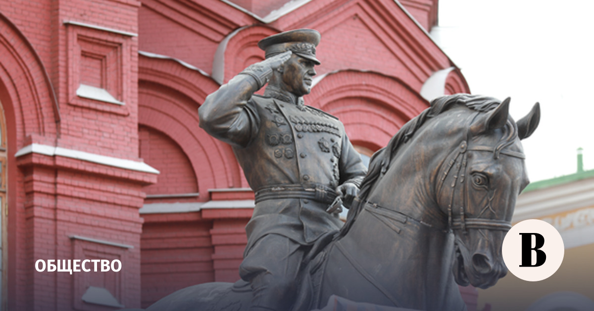 Женщины написали гур на памятнике жукову