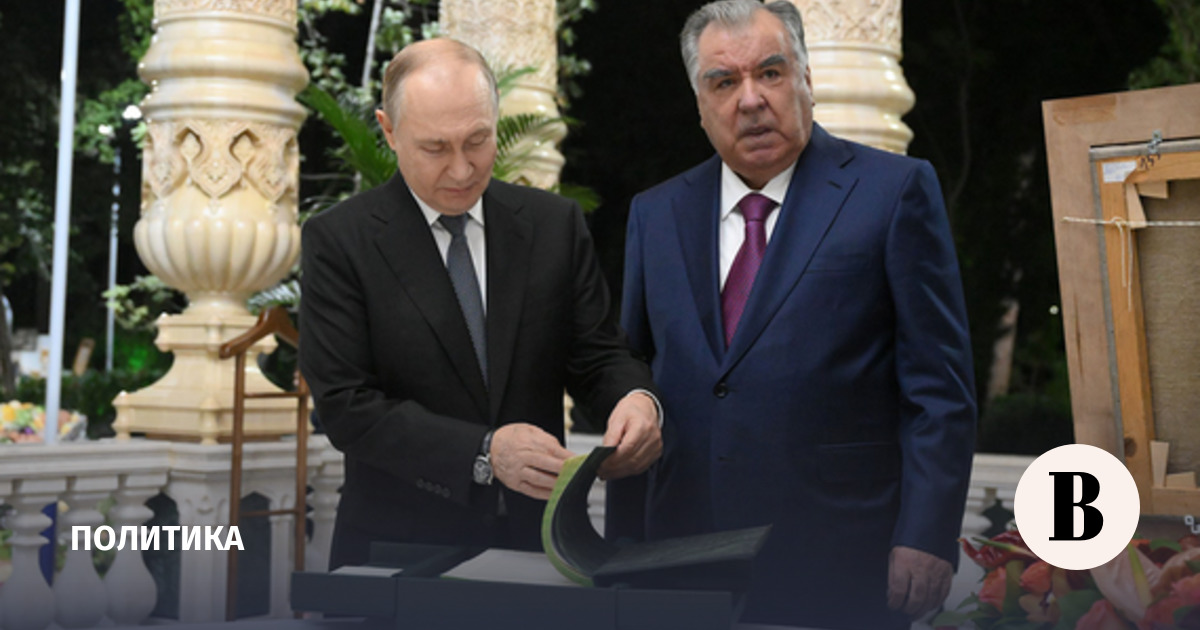 Путин подарил Рахмону картину и редкую монографию об истории таджикского народа