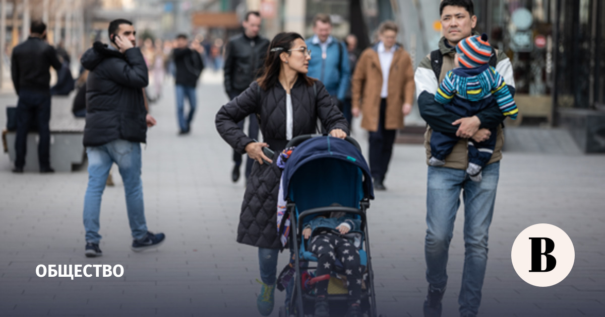 Суд ЕАЭС: семьи мигрантов не должны автоматически получать полисы ОМС в России