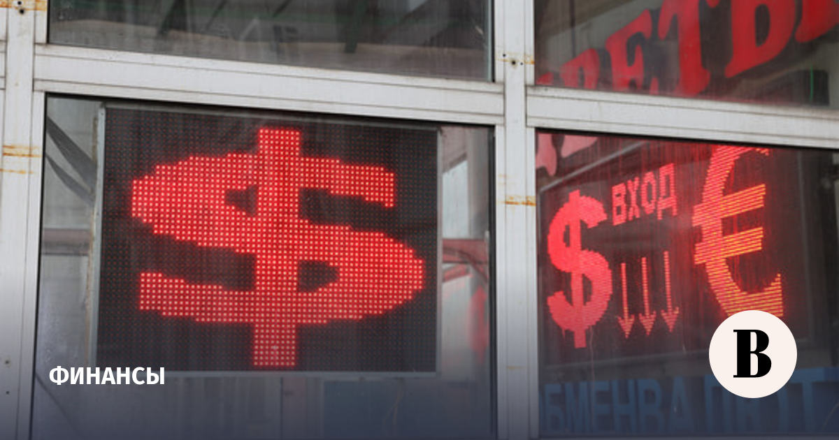 ЦБ сохранил официальный курс доллара выше 81 рубля