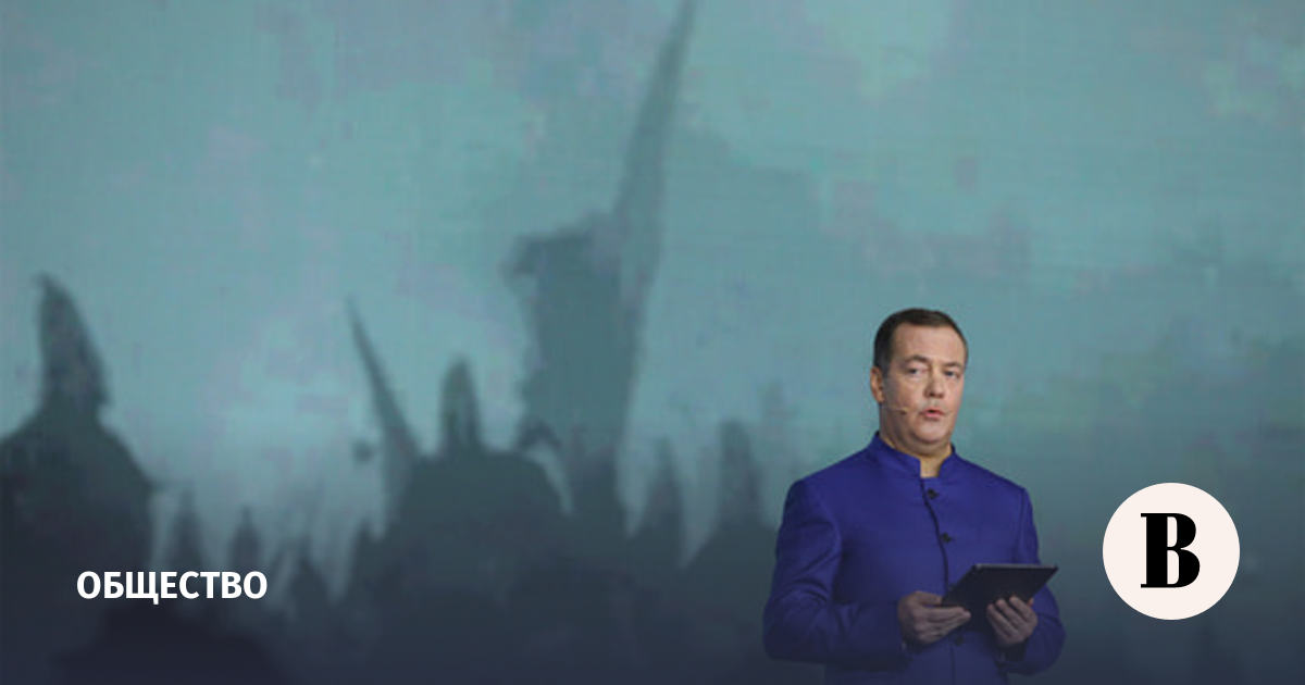 Медведев стал главным редактором новых школьных учебников по обществознанию