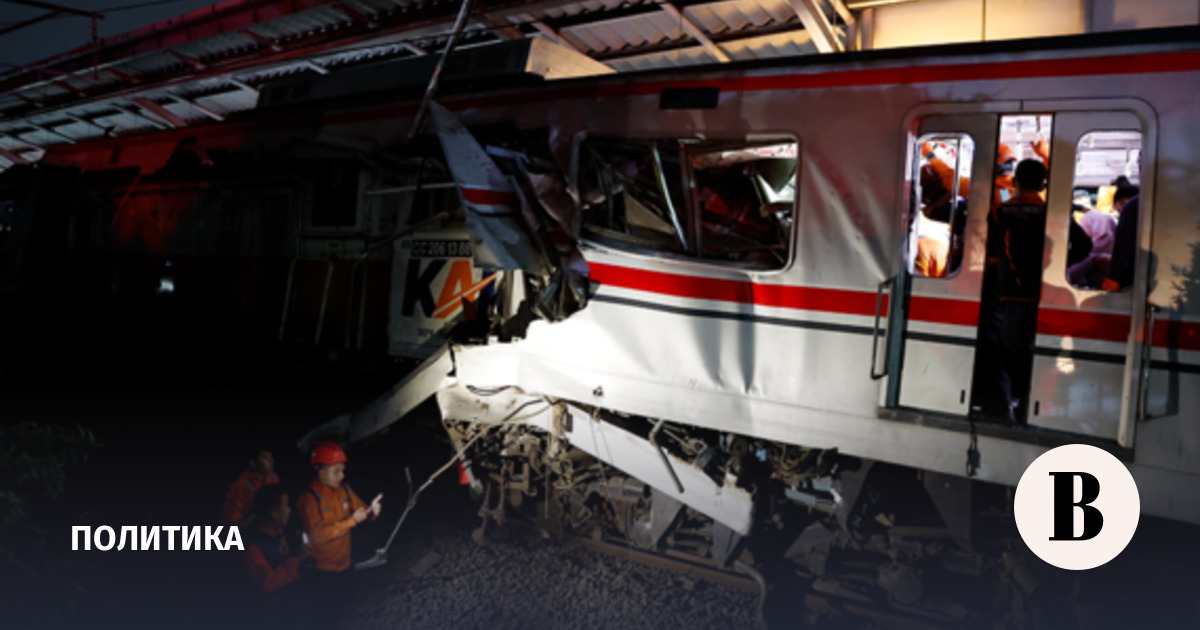 Четыре человека погибли при столкновении поездов в Индонезии