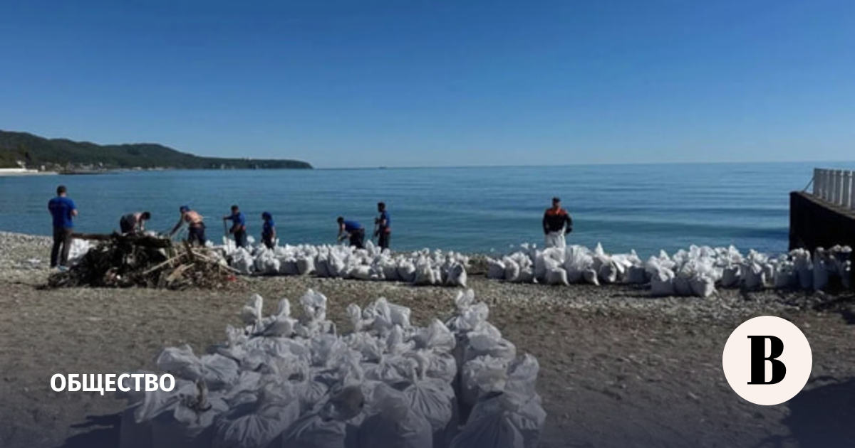 С разливом нефтепродуктов в Туапсе борются 360 человек