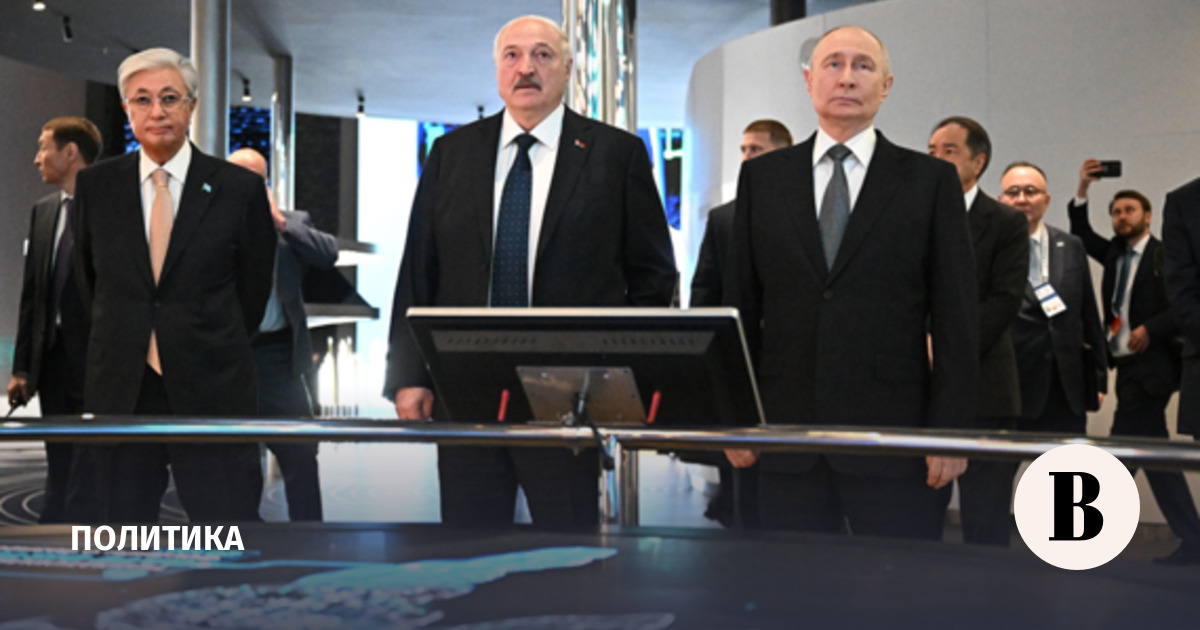 Путин вместе с лидерами ЕАЭС осмотрел выставку достижений в сфере ИИ