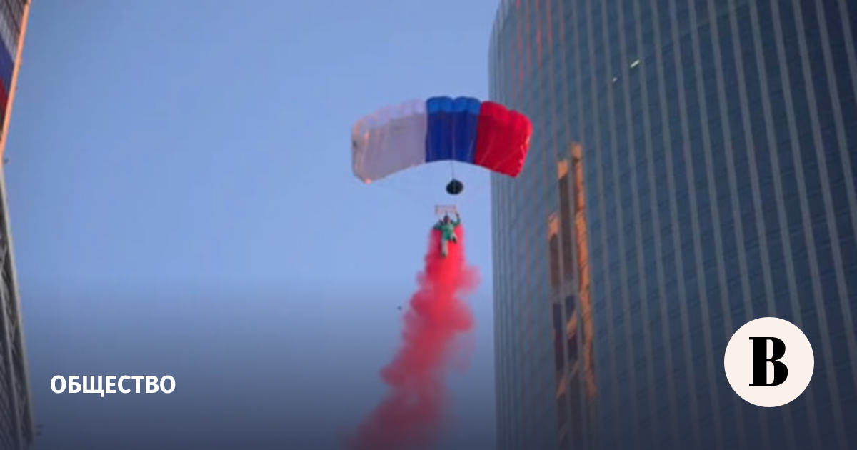 Рекордсмен мира совершил экстремальный прыжок с башни «Меркурий» в Москве