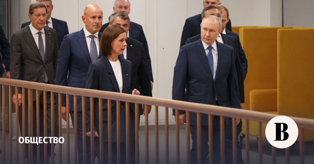 Путин на пути в аэропорт остановился сделать фото со школьниками в Новосибирске