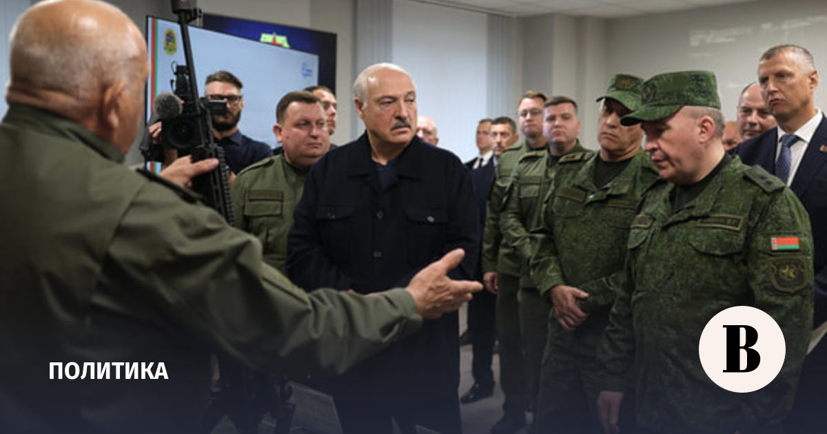 Лукашенко подарили первый полностью белорусский автомат ВСК-100Б
