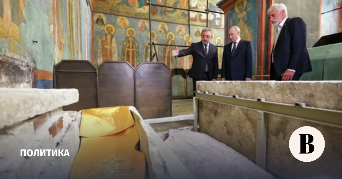 Путин осмотрел раку с мощами князя Дмитрия Донского в Архангельском соборе