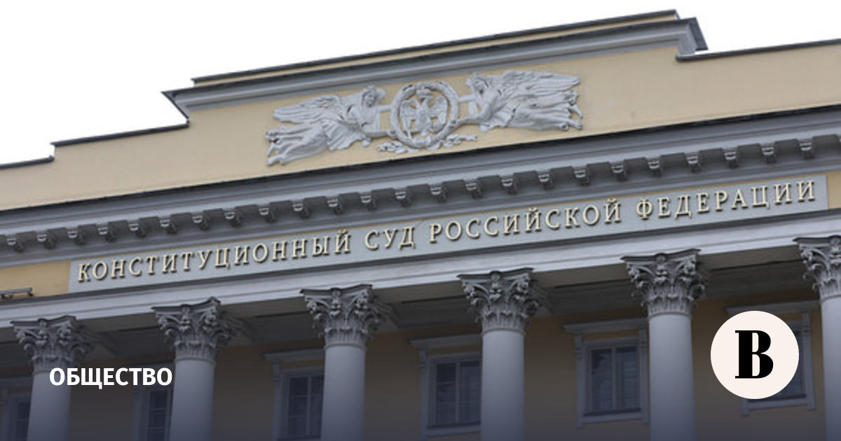 Малый бизнес оспаривает в КС обязанность за свой счёт строить съезды и стоянки у федеральных трасс