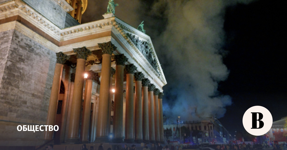 Огонь с особняка Миллера в Петербурге перекинулся на соседнее здание