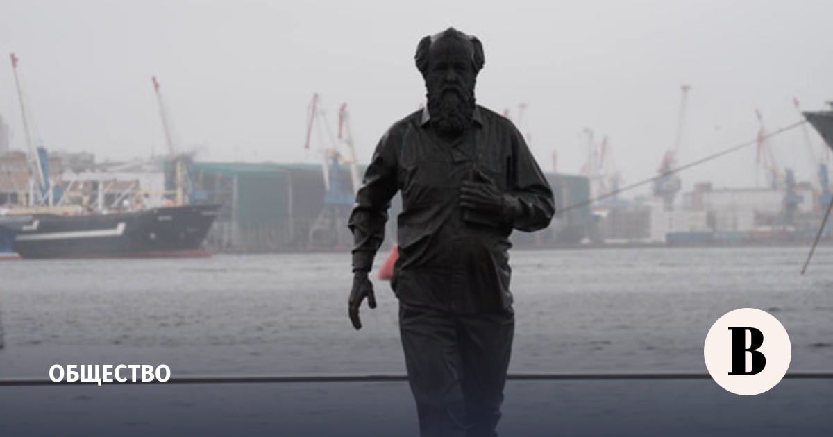 Во Владивостоке демонтировали памятник Солженицыну